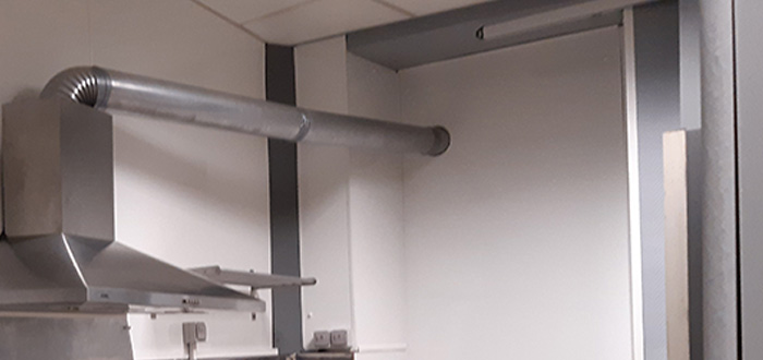 rénovation de la cuisine d'un bar après 1